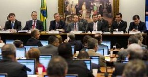 Reunião do impeachment dura 3h e tem bate-boca e tumulto