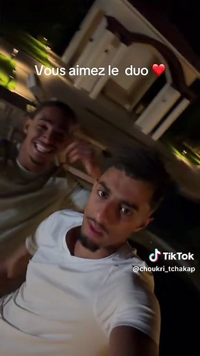 Choukri et Axel date — moment duo romantique