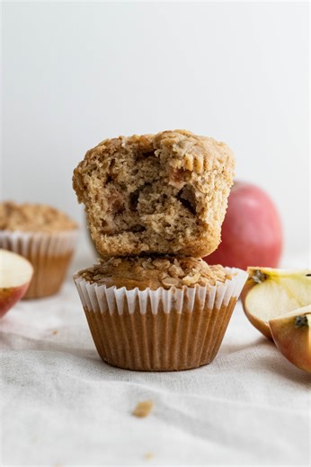 Soft, fluffy apple and cinnamon muffins with warm spices and fresh apples. This easy bakery‑style muffin recipe is perfect for any season. Plus, they have a sweet brown sugar topping that adds the perfect little sweet crunch. #muffins #baking #healthyfood https://mayeightyfive.com/easy-and-healthy-apple-muffins-recipe-with-cinnamon/ | May Eighty Five