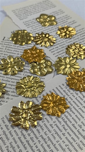 J’ai ressorti mes chutes d’aluminium ces derniers temps pour repousser le métal. Une collection de fleurettes, pour des projets à venir. La découpe est difficile quand c’est aussi petit, mais le résultat en vaut le coup. J’ai joué avec différents matériaux, les barquettes, les coiffes de vin, la feuille, et chaque nuance de doré est un émerveillement. Le soleil jouait à cache-cache donnant aux reliefs une ribambelle de scintillements uniques. Ma collection s’agrandit doucement, j’ai fini de dess