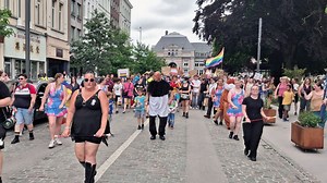 Droits des personnes LGBTQIA   : Tournai a accueilli sa première Pride - RTBF Actus