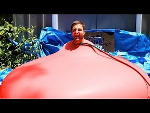 Il se glisse dans un ballon de baudruche géant rempli d'eau et explose !!! MON SNAPCHAT: mito.mito