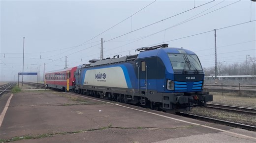 A Jenbacher motorvonat, a Kárpát vasút telephelyére tolja a 193 243-as, Siemens Vectron mozdonyt KöKin. | Blue Train - vasút kicsiben és nagyban