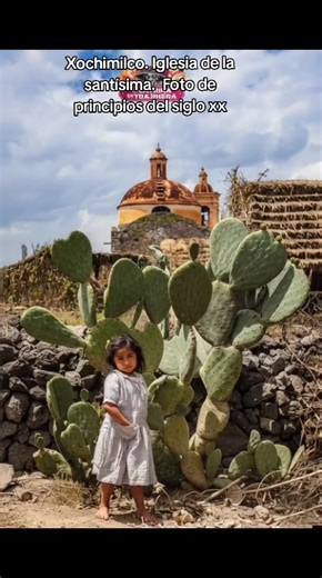 Una niña en la retaguardia de la capilla de la Santísima Trinidad Chililico, Xochimilco. Ciudad de México, ca. 1920. Foto cortesía de la DeGolyer Library, SMU. #CDMX #CulturaMexicana #PueblosOriginarios #fyp #TradicionesMexicanas