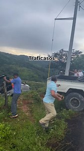 80K views · 2.2K reactions | Por poco y no la cuentan. Conductor pierde el control del vehículo y quedaron al borde del vacío en la carretera que conduce a Chitrá de Calobre. #Veraguas Gracias a los buenos samaritanos el auto fue recuperado y alejado del peligro. @omar.robles.01 | Traficasos Panamá | Facebook