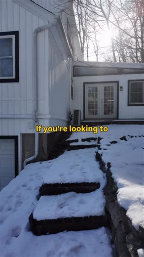 The Vinyl King | Exterior Renovations on Instagram: "You don’t always need to replace your windows to give your home a fresh look. At Vinyl King, we help homeowners upgrade their exteriors in smart, cost-effective ways. If you want a bold contrast between your siding and windows, consider recapping your existing window frames in a new color. Whether your frames are aluminum, PVC, or wood, a fresh trim color can completely transform the look of your home without replacing the windows themselves. 