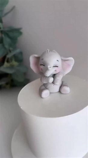 Tiny Elephant, Big Cuteness! 💙🐘 How adorable is this little elephant topper by @cukrowe_cuda ? Made using Saracino Pasta Model, it’s the perfect sweet touch for baby showers, birthdays, or any cake that needs a sprinkle of charm! 🎂✨ Soft to model and full of detail—Saracino makes bringing little characters like this to life so easy. 💾 Save for later & don’t forget to share your cute creations with us! ✨🇮🇹✨ 🐘💙 Piccolo elefante, grande tenerezza! 💙🐘 Quanto è adorabile questo topper a for