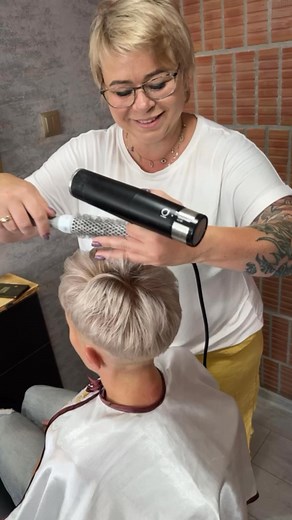 Modelowanie włosów krótkich za pomocą szczotki i suszarki 🫶🙌✔️♥️ | Salon Prestiż-Iwona Gatkowska