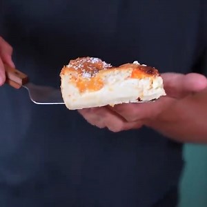 Cette recette inspiré du flan parisien intègre des fruits de saison. Ici, un flan crémeux, abricot vanille. On peut le réaliser sans lactose avec du lait et de la crème de coco. On peut également remplacer les abricots par des pêches, des brugnons, des figues. Dites-moi en commentaire, si vous comptez essayer la recette à la maison 😋￼ 500 g d’abricots 4 oeufs 2 sachets sucre vanillé 50 ml creme liquide (vache ou végétale. j’aime mettre de la crème de coco) 20 g de beurre 1/2 litre de lait (vach