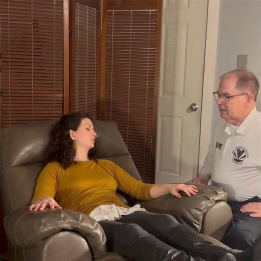Have you ever seen hypnosis happen? This demonstration with my friend Abbie shows that the hypnotic state is easy to get to, especially with a little practice. Relaxed awareness is the best state! (Part 1 of 2) | Anderson Hypnosis Center
