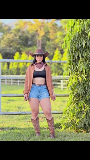 Así recibimos el año 2026 con nuestra imagen oficial femenina Gaby Torres de nuestra marca urbana vaquera Kear hecha en México bajo los más altos estándares de calidad,para Exclusividades Yahoska,Nokota Horse y Kerin Boots es un honor contar con el apoyo de esta joven atleta que actualmente se dedica a la estética en su natal en Honduras @Kerin boots Danli @EXCLUSIVIDADESYAHOSKA @kerin boots usa @NokotaHorseBoots @kerinboots @𝒢𝒶𝒷𝓎 𝓽𝓰🌸