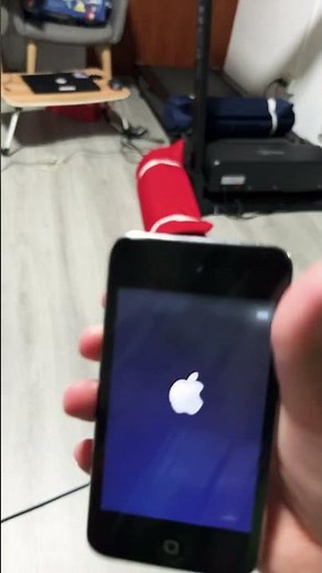 Booting up iPod touch 4th generation in 2025 #ipods #appleproduct #ipodtouch