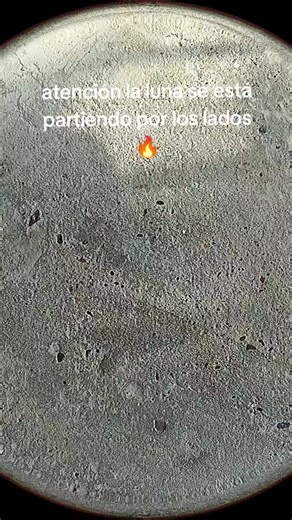 ¡Atención! La luna se está partiendo por los lados