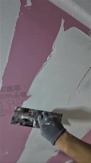 The job of leveling white cement mortar, which is lighter and cleaner than regular cement mortar