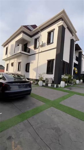 CryptoMama, a leading Web3 KOL and founder of Peaches Academy, has just acquired a 7-bedroom luxury mansion in Abuja, sitting on 550 square meters and valued at over ₦700 million. This comes just days after her lavish birthday celebration.Web3 is the new oil money.