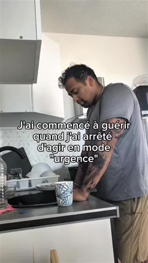 Ça peut te paraître insignifiant, mais : ➡️ Timer chaque tâche. ➡️ Optimiser chaque minute. ➡️ Transformer même le sport et l’alimentation en obligation. Ce n’est pas de la discipline. Ton système nerveux appelle ça une menace permanente. C’est ça, le 🚨 mode urgence 🚨 Et derrière ce mode, il y a souvent un message invisible : “Si je fais bien, je compte.” “Si je fais beaucoup, j’existe.” “Si je gère tout, je mérite.” Tout contrôler ne crée pas la sécurité ❌ Ça crée de l’épuisement ✅🤦🏽‍♂️ L'e