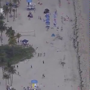 *FLORIDA WATERSPOUT* pushed onshore today on Hollywood Beach, knocking a person over and sending chairs flying. Thankfully the brief tornado later dissipated. Credit: CBS Miami 🌪️ | Matt Devitt WINK Weather