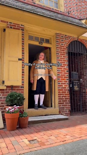 📍FUN THINGS TO DO IN PHILLY: Historic Holidays in Old City Dec 6th Philly you do not want to miss out on this fun philly holiday extravaganza !!! Old City philly is one of the most iconic & historic parts of the city & saturday dec 6th so many festive things to do!!! • 𝗛𝗼𝗹𝗶𝗱𝗮𝘆 𝗦𝗵𝗼𝗽𝗽𝗶𝗻𝗴 𝗦𝗶𝗽 & 𝗦𝘁𝗿𝗼𝗹𝗹 | 𝟭𝟮–𝟰 𝗣𝗠 3rd street from Market to Arch, This old city philly st will be closed to cars With nearly 30 boutiques with specials, seasonal drinks, entertainment. Plus SNOW