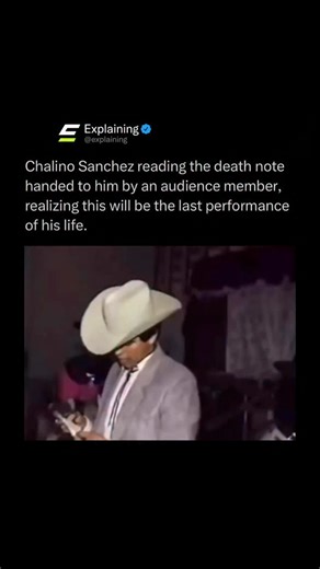 Explaining on Instagram: "During a 1992 concert in Culiacán, Mexico, legendary singer Chalino Sánchez was handed a note by someone in the crowd. 🎤📄 Mid-performance, he quietly read it, folded it, and continued singing, but his expression noticeably changed. Many believe the note was a d*ath threat, warning him that the show would be his last. That night, after leaving the venue, Chalino was abducted. His body was found the next morning, confirming the chilling weight of that moment on stage. T