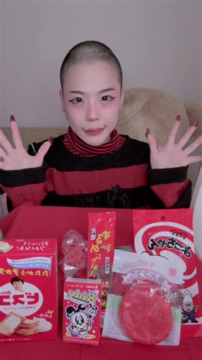 赤色のお菓子の食べ比べ