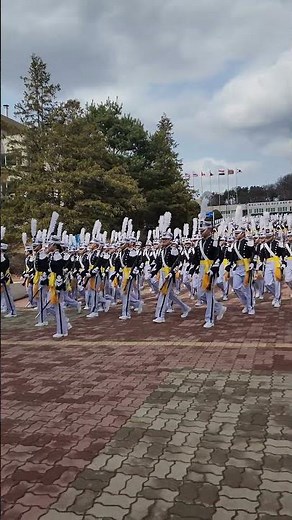 공군사관학교 졸업식 거행을 위해 연병장으로 당당하게 입장하는 재교생도들의 모습입니다. 선배들의 영광스러운 임관을 축하하기 위해 한 치의 흐트러짐 없이 발을 맞춰 이동하는 생도들