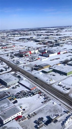 Landing in Edmonton :) #edmonton #alberta #canada #explorecanada #travelalberta #aerial #aerialview #explorer #wanderer #fyp