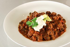 The perfect dish for when you’re feeling 'chili'! 😉 Refresh your winter recipe rotation with this comfort classic. Get the full Chili Con Carne recipe with the link below. | Bosch Home