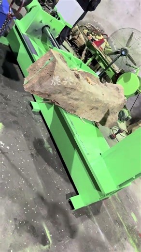 This is a 1.5-meter 120-ton pressure hydraulic wood splitter. We will test the pressure wi