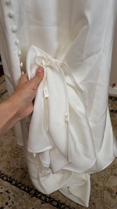 Aprenda como fazer bustle loop de forma profissional para vestidos de noiva. 💚 É muito importante numerar os loops e as fitas Loop 1 com fita 1, Loop 2 com fita 2 , para facilitar na hora da montagem do bustle, seja pela noiva, madrinha ou cerimonialista. Esse acabamento é essencial para estilistas, costureiras que desejam entregar um caimento perfeito no vestido de noiva.✨ 🔗Salve para referência e compartilhe com outros profissionais da área. . . #vestidodenoiva #bustle #loop #bustledress #we