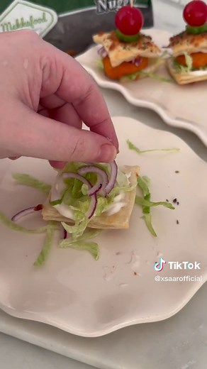 Spicy Nuggy Bites 🍔 Vandaag heb ik in samenwerking met Mekkafood weer een heerlijk Ramadan receptje voor jullie! Deze miniburgertjes met bladerdeeg zijn de perfecte snack voor bij de soep, staan binnen een mum van tijd op tafel en zijn hartstikke geliefd bij de kids (gebruik dan wel de normale Nuggy’s in plaats van de spicy variant!). Wil jij dit lekkers binnenkort ook serveren? Sla dan deze post op want hieronder benoem ik zoals altijd de ingrediëntenlijst! Dit heb je nodig: - Mekkafood (Spicy