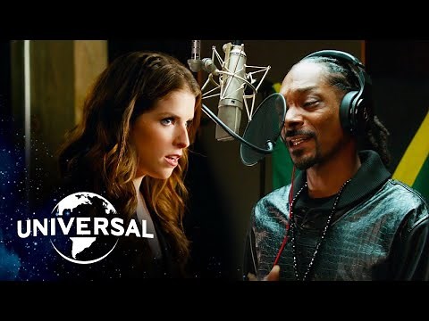 Snoop Dogg and Anna Kendrick | Winter Wonderland / Here Comes Santa Claus | Pitch Perfect 2