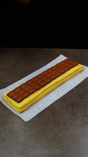 Dessert in 5 Minuten! Nur Blätterteig und Äpfel Zutaten Blätterteig: 400 g Erdbeerkonfitüre: 30 g grüne Äpfel: 2 St brauner Zucker: 30 g Zimt: 5 g Zitronensaft: 20 ml Rosinen: 30 g Walnüsse: 50 g Erdbeerkonfitüre: 30 g Eier: 1 St Milch: 200 ml Milka Milchschokolade: 4 St Zusätzlich Erdbeeren: 200 g Wasser: 300 ml Schlagsahne: 100 ml Kondensmilch: 50 g Eiswürfel: 100 g | Schmackhaft.tv