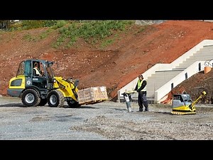 Straßenbaustelle mit Radlader, Stampfer und Bagger | Wacker Neuson