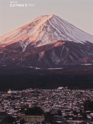 DJI Mini 5 Proで見る春の富士山🗻 ドローン空撮で現れる残雪の稜線。 雲の層と山肌の陰影が重なる瞬間、静けさまで映る空の視点。 🎬：IG/____nihao #DJI #DJIMini5Pro #ドローン #カメラドローン #ドローン空撮