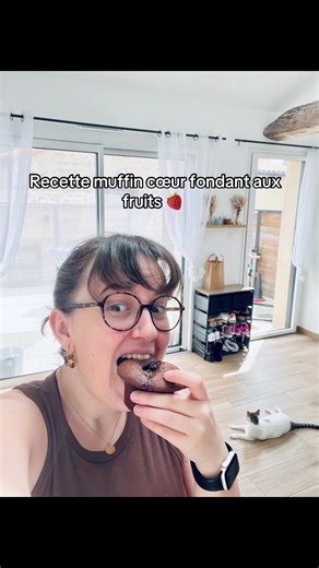 🍓 Glaçons de fruits : 1. Mixer les fruits de votre choix (frais ou congelés). 2. À l’aide d’un tamis, récupérer le coulis afin qu’il n’y ait aucun morceau. 3. Verser le coulis dans des moules à glaçons. 4. Mettre au congélateur pendant 24 heures minimum. 🍫 Pâte à gâteau : 1. Dans un saladier, déposer : * 100 g de farine * 100 g de sucre * 1 sachet de levure chimique * 1 sachet de sucre vanillé * 3 œufs 2. Mélanger jusqu’à obtenir une pâte homogène. 3. Faire fondre : * 75 g de beurre * 200 g de