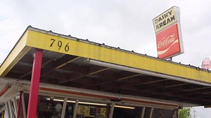 The soft serve ice cream🍦 and classic burger🍔 that will have you driving miles and miles just to get a taste. Dairy Kream is a Tupelo, Mississippi must. And it won't take long to see why. #MyTupelo For the Dairy Kream's hours and address click the link below: 💻https://www.tupelo.net/vendor/dairy-kream/ | My Tupelo