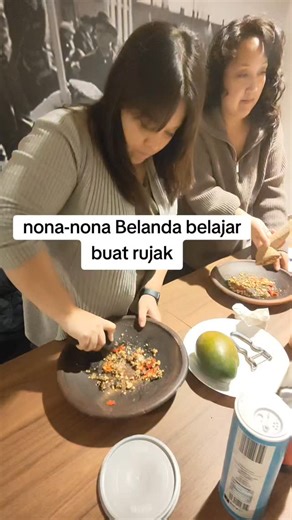 Aries/docent Indonesische taal on Instagram: "🥝🔥 “Fruit, spice & language!” Samen rujak salade maken én Indonesisch leren. Nieuwe woordjes, nieuwe smaken, nieuwe gezelligheid!"