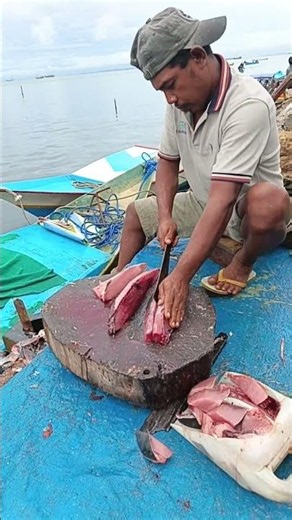 The fastest way to cut tuna and slice it beautifully #fypシ゚viral #tuna_fish_cutting #seafood