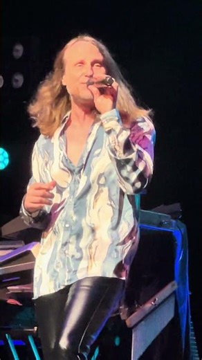 YES perform The Beatles’ “The Word” as part of their encore, 10/1/2025