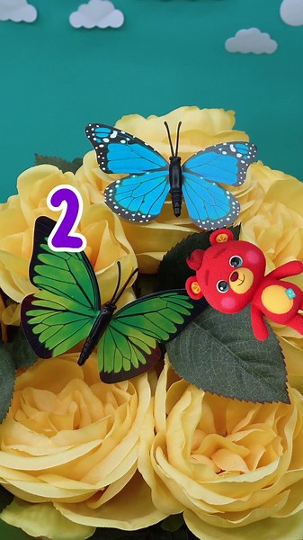Boba's BEAUTIFUL Butterflies! 🐻 CoComelon Craft Animal Play #kids #shorts