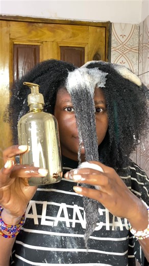 Shampooing très doux🥰 J’ai utilisé le savon noir de 2000f mais pour 1000f est amplement suffisant