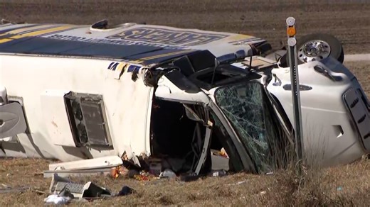 1 dead in bus crash involving baseball team