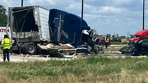 18-wheeler crash on I-35 injures 2 people, police say