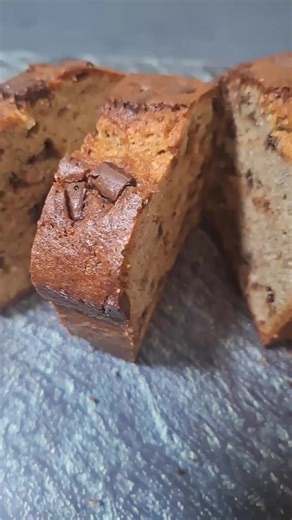 Bananen Schoko Kuchen Rezept 3 Bananen 100g brauner Zucker 90ml Öl 1 pck Vanillezucker 1 pck Backpulver 200g Mehl 3 Eier 1 tl Zimt eine Prise Salz 100g Schokolinsen Ein paar Schokostücke ca. eine Stunde bei 180 Grad Ober und Unterhitze #banane #kuchen #backen #rezept #schokolade