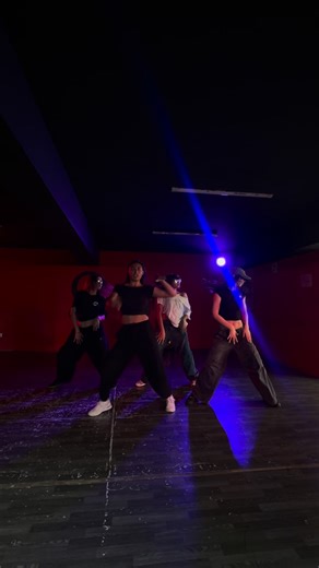 𝗪𝗛𝗜𝗧𝗘 𝗭𝗘𝗡𝗜𝗧𝗛 on Instagram: "Our little miss #kpop #dancecover #littlemiss #girlset"