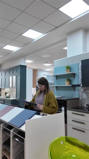 FENIX е нанотехнологично матово покритие от Италия, създадено за кухни, които живеят активно. ✔ Без отпечатъци ✔ Кадифено меко, супер матово ✔ Устойчиво на петна, абразия и битови препарати ✔ Лесна поддръжка – вода мека кърпа ✔ Carbon neutral от 2021 г. Микронадраскванията могат да се възстановят с топлина - практично решение за ежедневието. FENIX не е просто покритие, а спокойствие в кухнята ви. Вижте го на живо в нашите шоуруми в Пловдив, София, Бургас, Добрич и Слънчев бряг. | Кухни Диалог Бъ