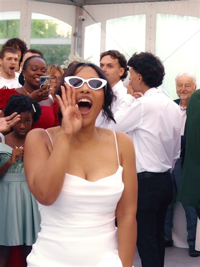 Mind you, this couple told me it would be a 'subtle' Haitian wedding entrance 🇭🇹 🇨🇩 🚀. No such a thing! Video @briday_ca Venue @verger.richardlegault Photographer @lamar.photographer0r MC @maxlefranc1 Elykia and Yann, thank you for lighting up the floor!