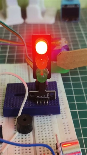 Automatic Smart Door using Arduino UNO | Ultrasonic Sensor + Servo + Traffic Light 🚦 GSN CREATIONS