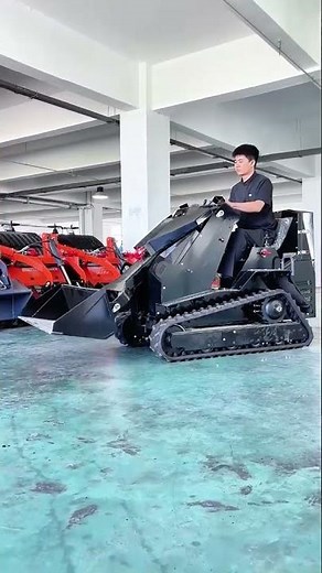 How to operate a skid steer loader with a seat? You will understand after watching this video.