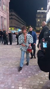 Jaden Smith ha ricevuto dure critiche per essersi presentato con questo “particolare” outfit, una strana combinazione che ha scandalizzato i social. | Icone